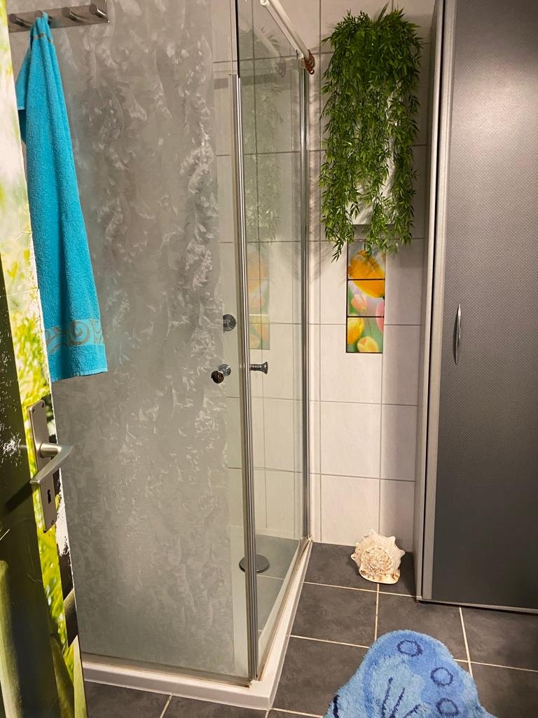 Badezimmer mit Dusche